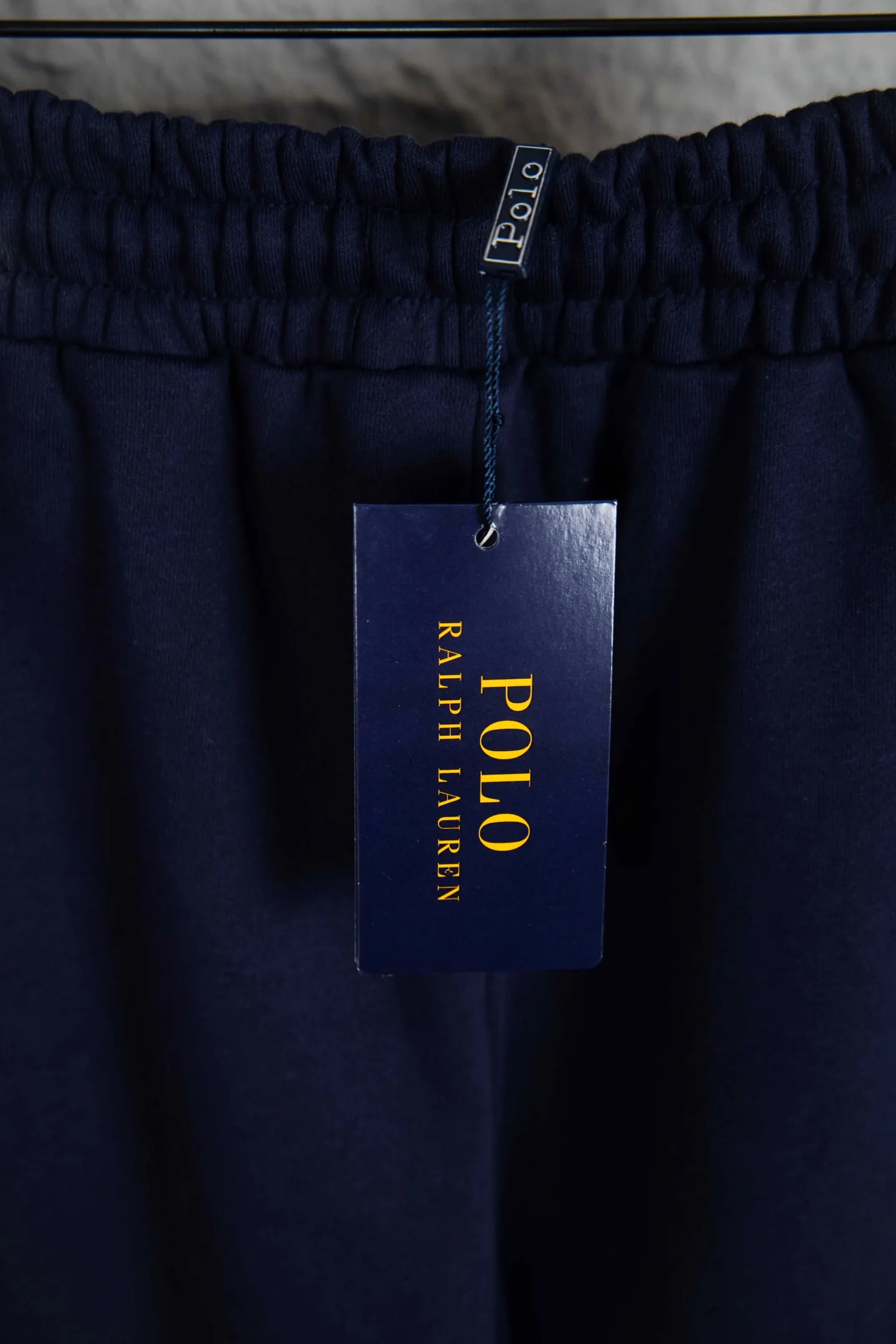🅿️200 Style No.: M211 Ralph Lauren Ralph Lauren suit sweatpants. Pure cotton treated with anti-static technology. Does not stain dust and has no loose hair. The elastic waist is used with a drawstring. Very body-friendly. The cotton is comfortable and soft. The upper body is casual and free. Regular beveled double pockets on both sides. The white brand logo on the left trouser leg collides with the black of the trousers. Although it is small, it is quite recognizable. The brand adds a young and fashionable atmosphere to the original sense of luxury. It can be called a cold-proof weapon. A simple base layer is enough to resist the severe cold, making it more fluffy and warm. Color: Gray, Black, Navy SIZE: S-XL